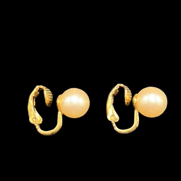 Marvella Vintage Earrings Clip on Ivory Imitation Pearl Gold Tone Base Metal - Picture 4 of 6